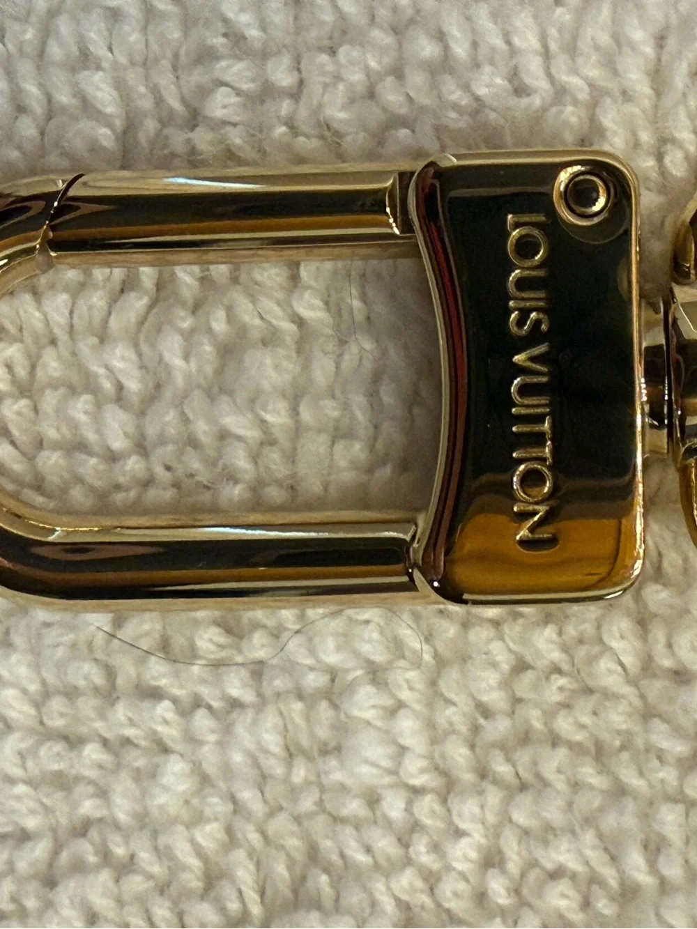 Authentic Louis Vuitton Pochette Métis East West gold chain.